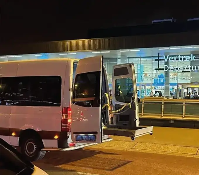 Rolstoelbus bij Schiphol voor reizigers uit Leidschendam